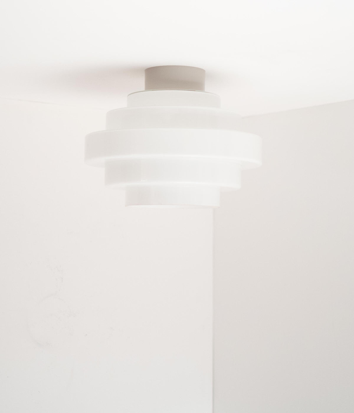 La Quincaillerie moderne - Plafonnier "En cascade", socle gris perle, opaline satinée