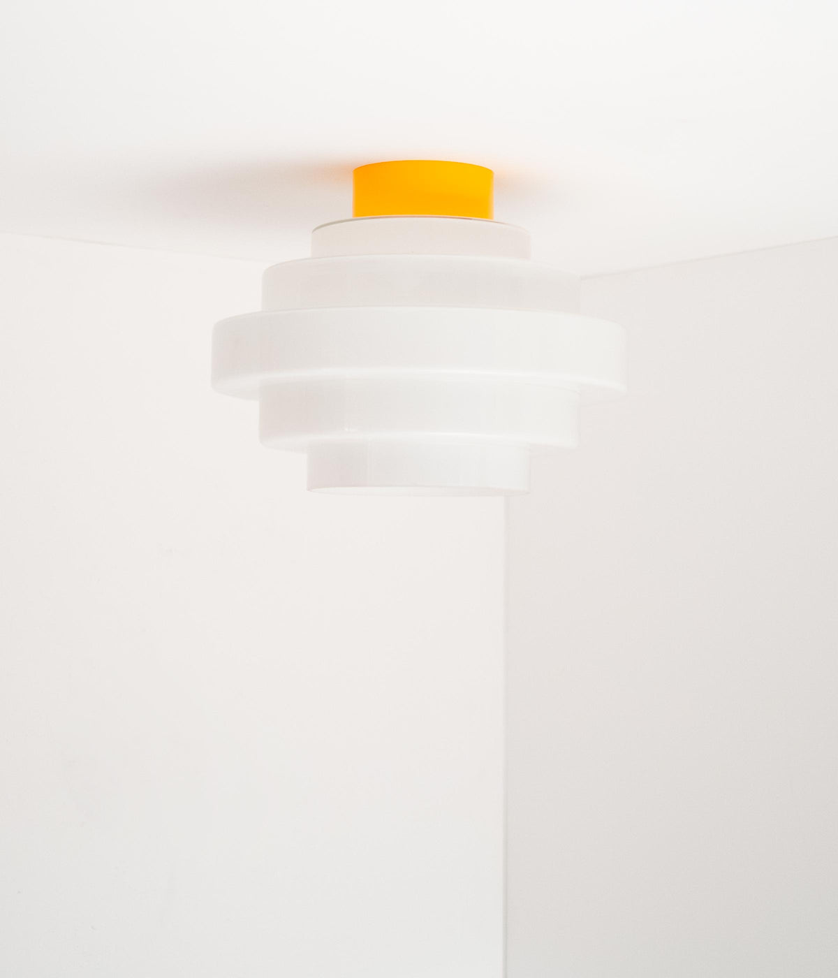 La Quincaillerie moderne - Plafonnier "En cascade", socle jaune tournesol, opaline satinée