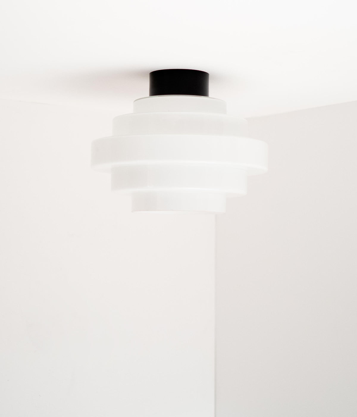 La Quincaillerie moderne - Plafonnier "En cascade", socle noir, opaline satinée