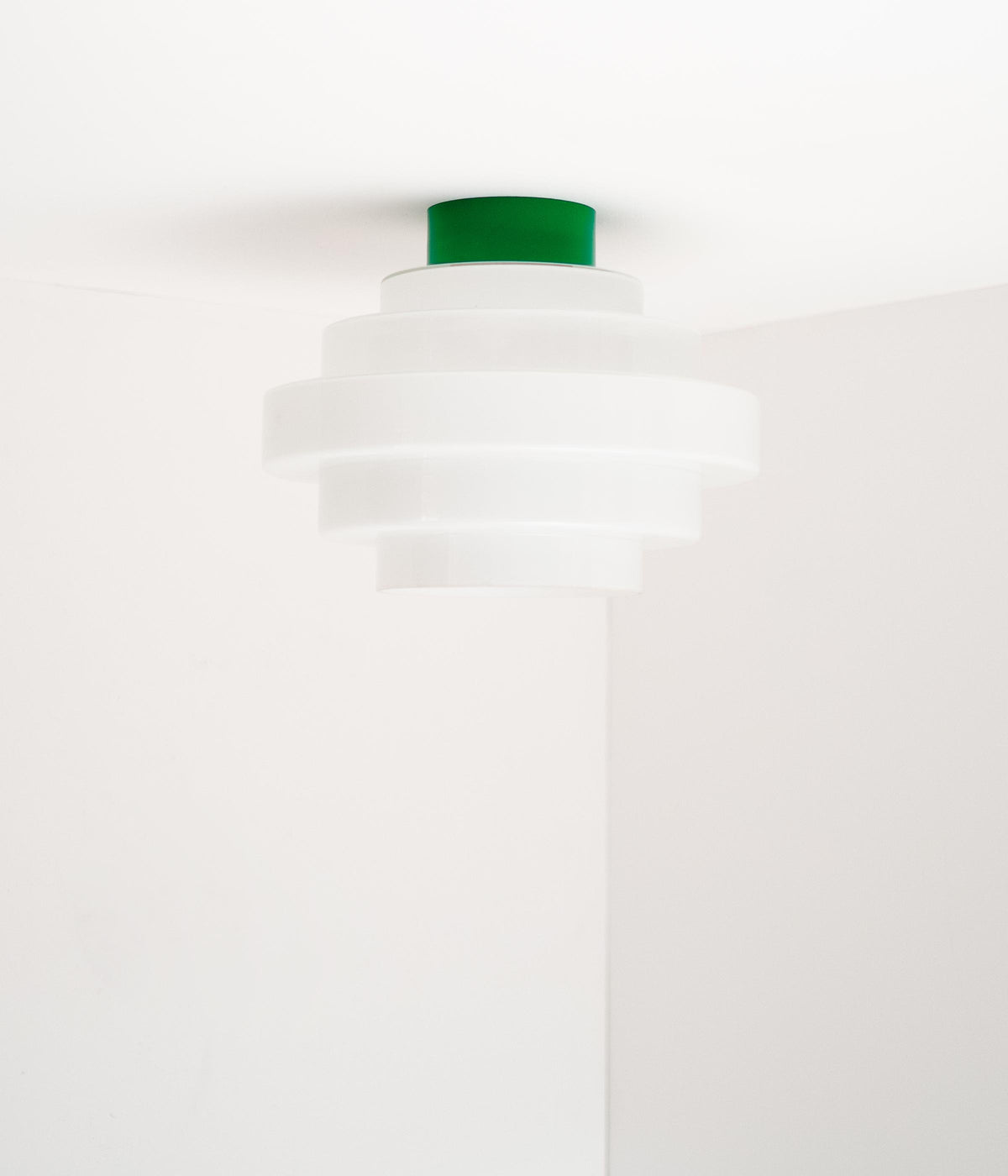 La Quincaillerie moderne - Plafonnier "En cascade", socle vert prairie, opaline satinée