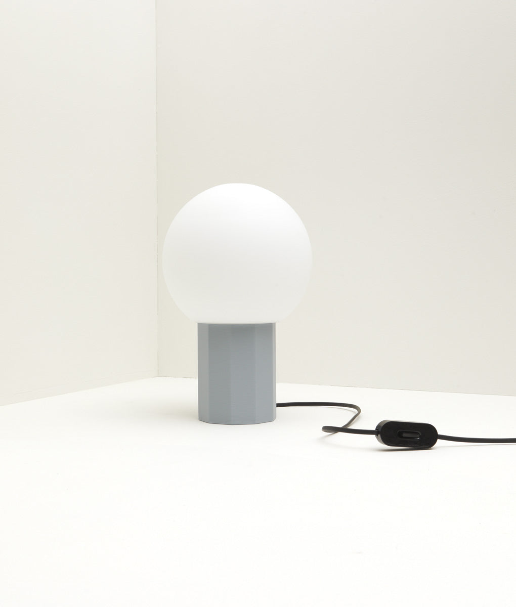 Lampe à poser "Colonnade", base à facettes, verrerie boule mate, grand modèle, bleu glacier