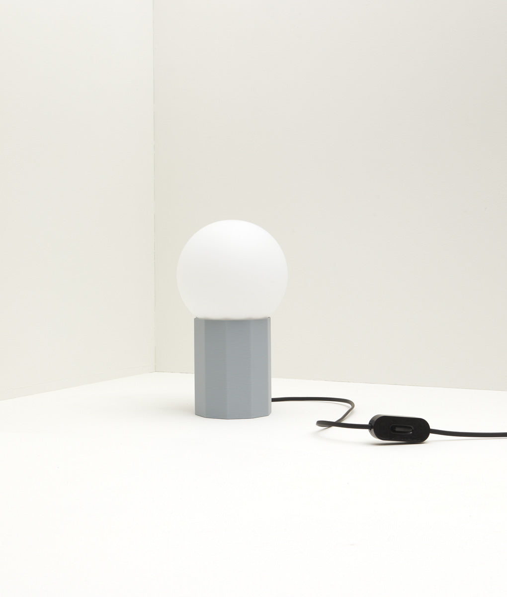 Lampe à poser "Colonnade", base à facettes, verrerie boule mate, bleu glacier