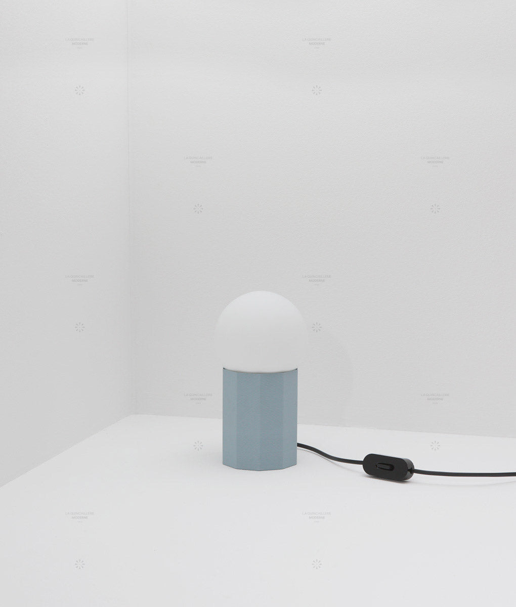 Lampe à poser "Colonnade", base à facettes, verrerie boule mate, très petit modèle - ø 12,5 cm