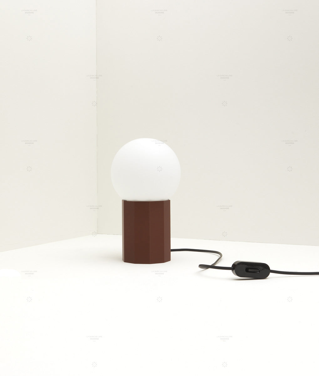 Lampe à poser "Colonnade", base à facettes, verrerie boule mate, bordeaux