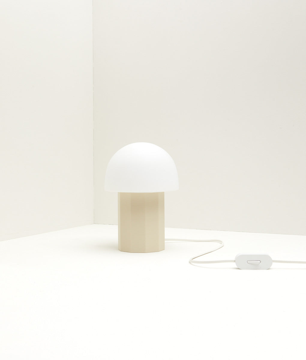 Produits Lampe à poser "Colonnade", base à facettes, verrerie "champignon" mate , crème