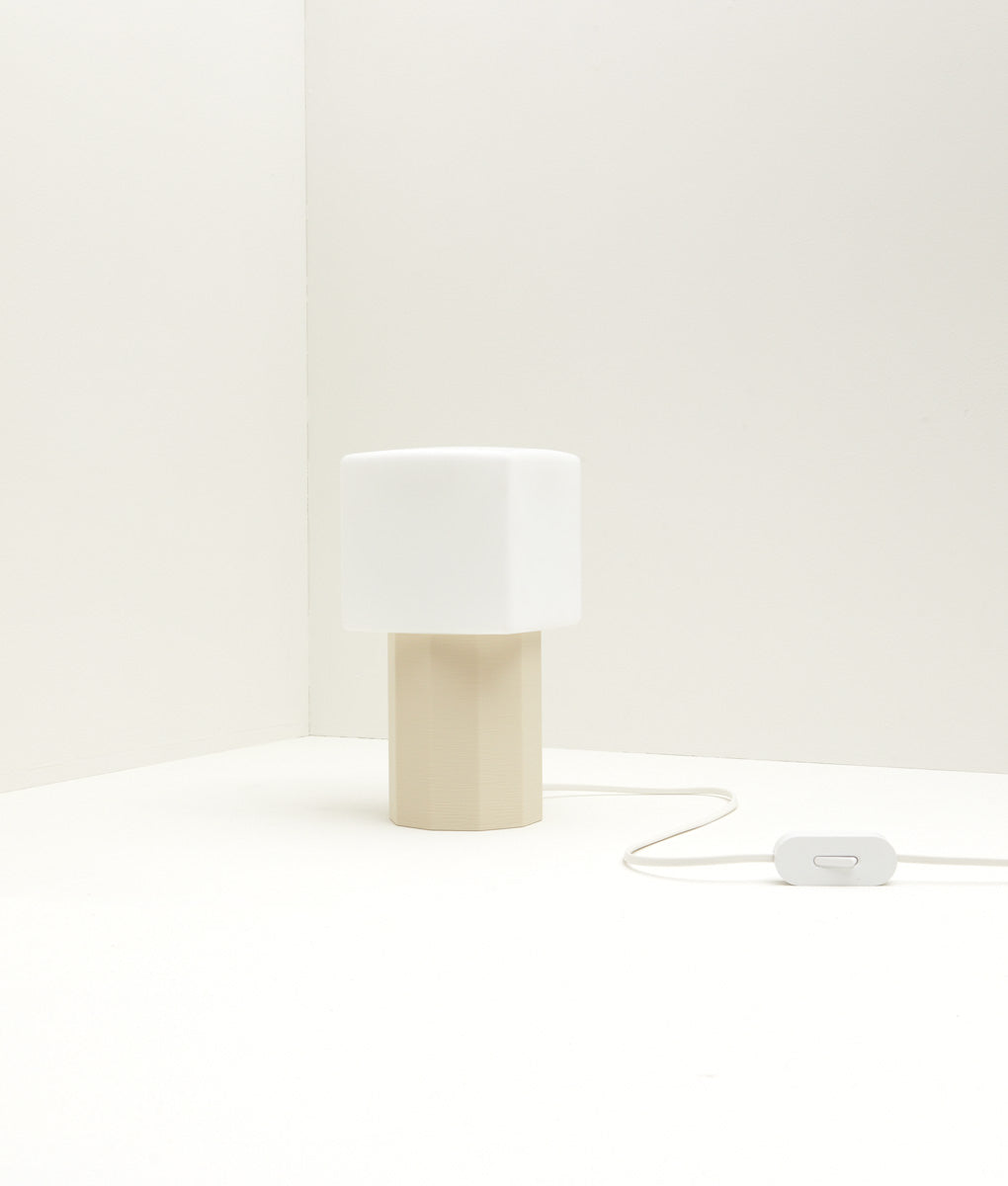 Lampe à poser "Colonnade", base à facettes, verrerie "cube" mate, crème