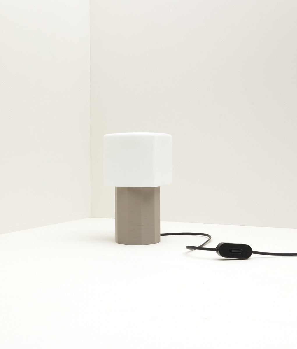 Lampe à poser "Colonnade", base à facettes, verrerie "cube" mate, taupe