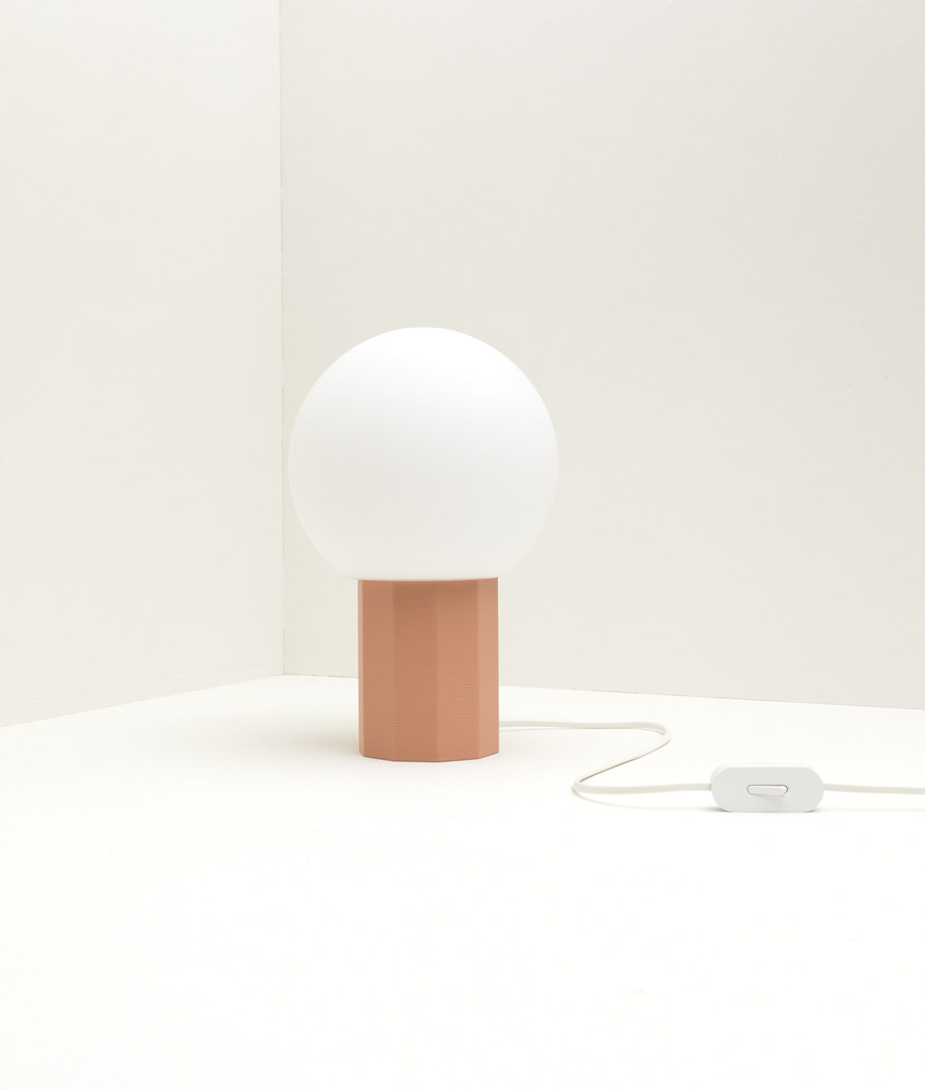 Lampe à poser "Colonnade", base à facettes, verrerie boule mate, grand modèle, vieux rose