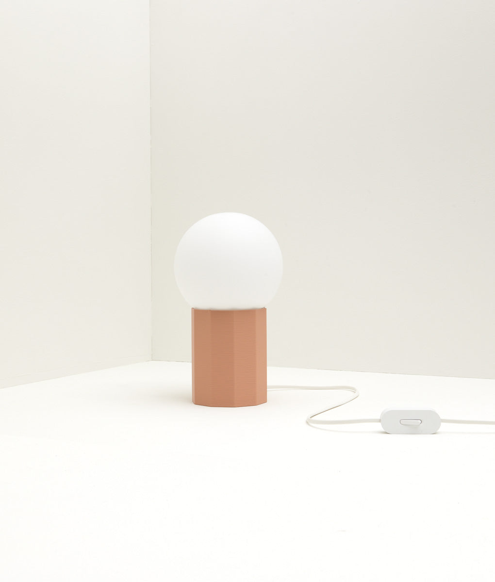 Lampe à poser "Colonnade", base à facettes, verrerie boule mate, vieux rose