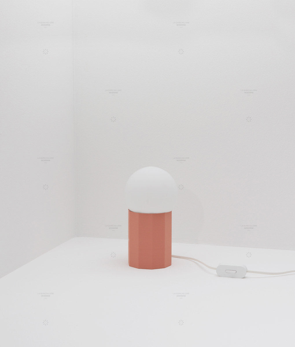 Lampe à poser "Colonnade", base à facettes, verrerie boule mate, très petit modèle - ø 12,5 cm
