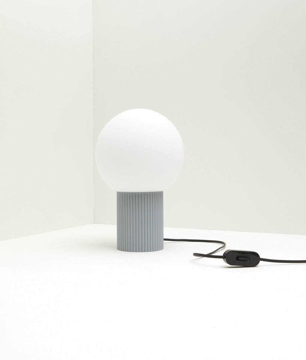 Lampe à poser "Colonnade", base à fines cannelures, verrerie boule mate, grand modèle, bleu glacier - La Quincaillerie moderne