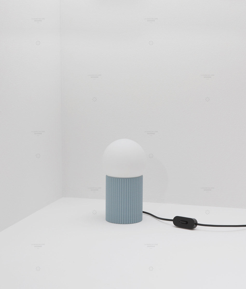 Lampe à poser "Colonnade", base à fines cannelures, verrerie boule mate, très petit modèle - ø 12,5 cm