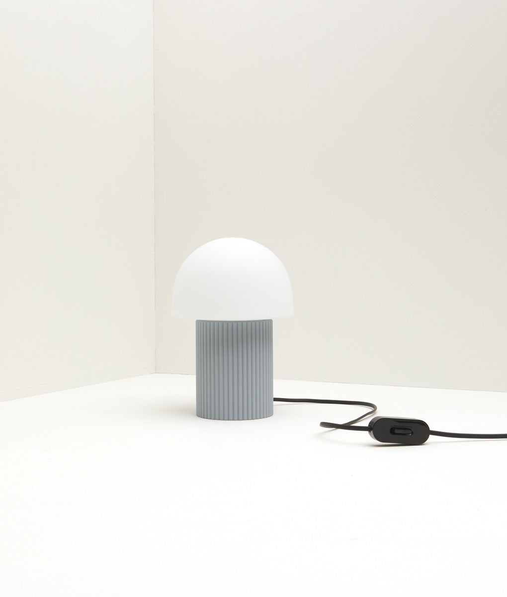 Lampe à poser "Colonnade", base à fines cannelures, verrerie "champignon" mate, bleu glacier