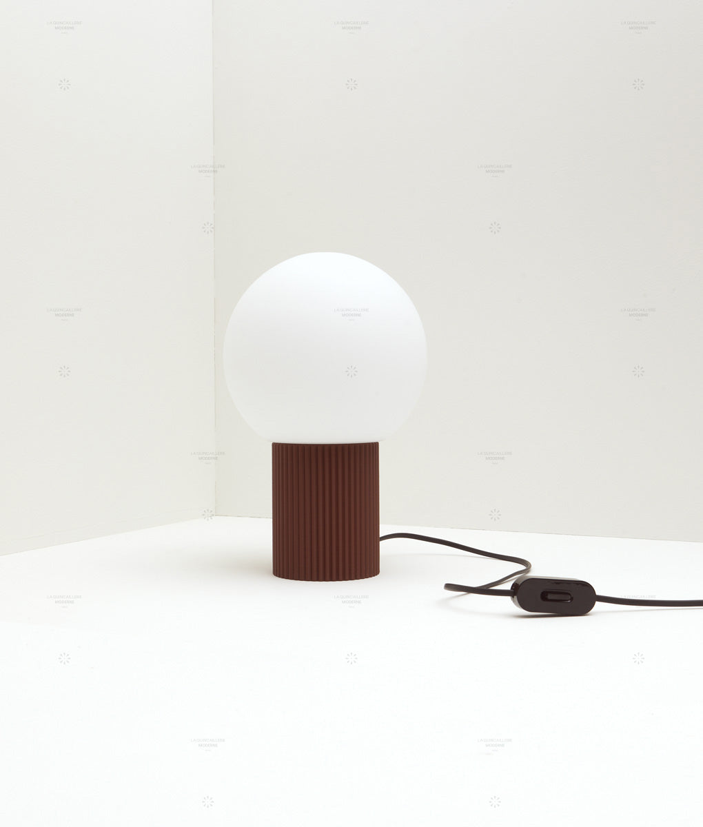 Lampe à poser "Colonnade", base à fines cannelures, verrerie boule mate, grand modèle, bordeaux - La Quincaillerie moderne