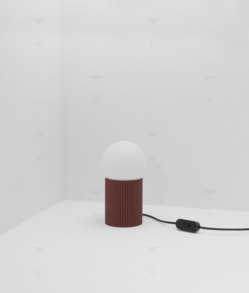 Lampe à poser "Colonnade", base à fines cannelures, verrerie boule mate, très petit modèle - ø 12,5 cm