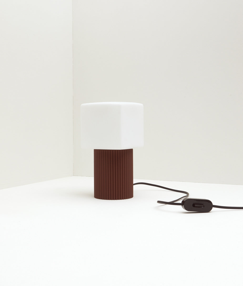 Lampe à poser "Colonnade", base à fines cannelures, verrerie "cube" mate