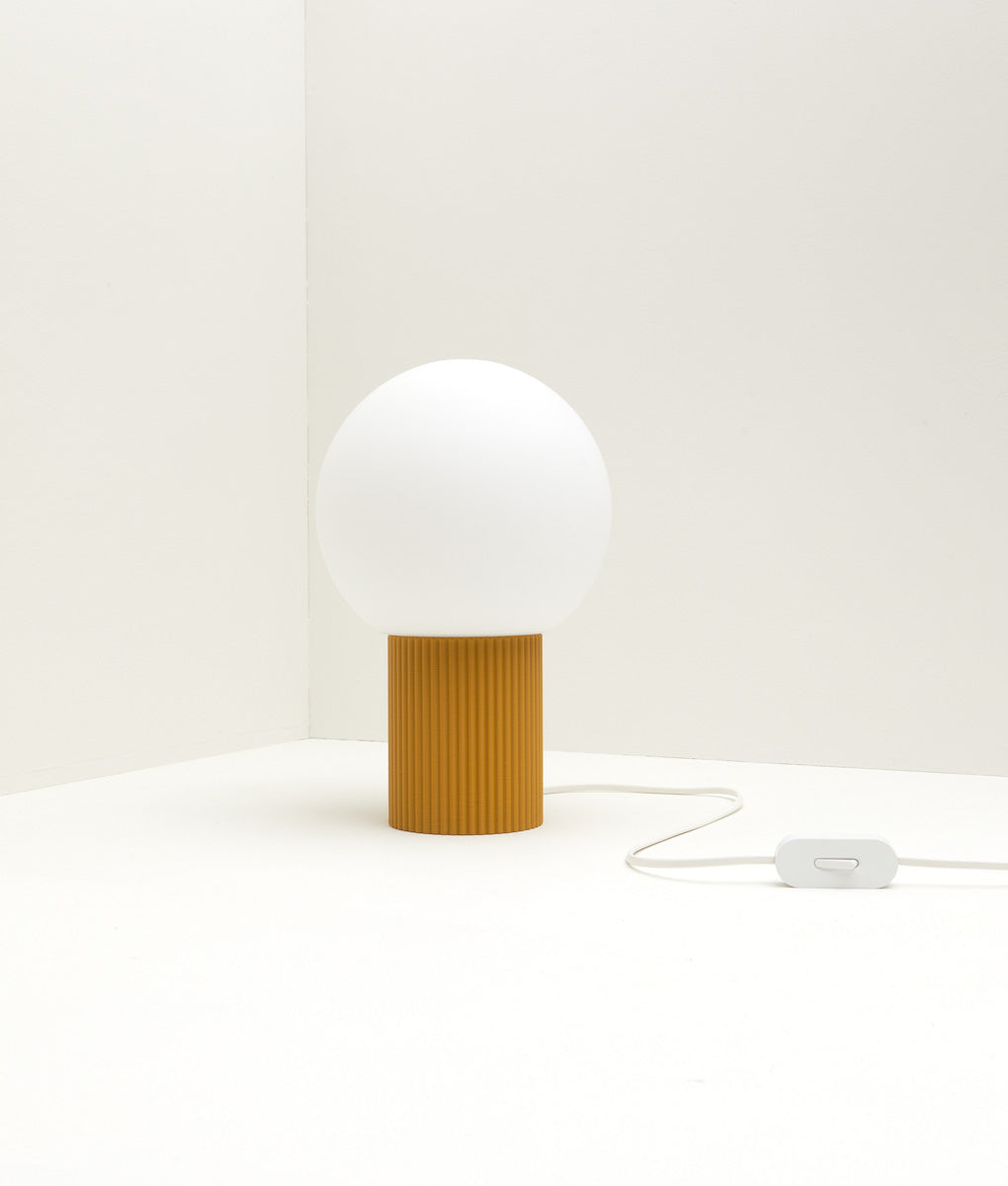 Lampe à poser "Colonnade", base à fines cannelures, verrerie boule mate, grand modèle, jaune safran