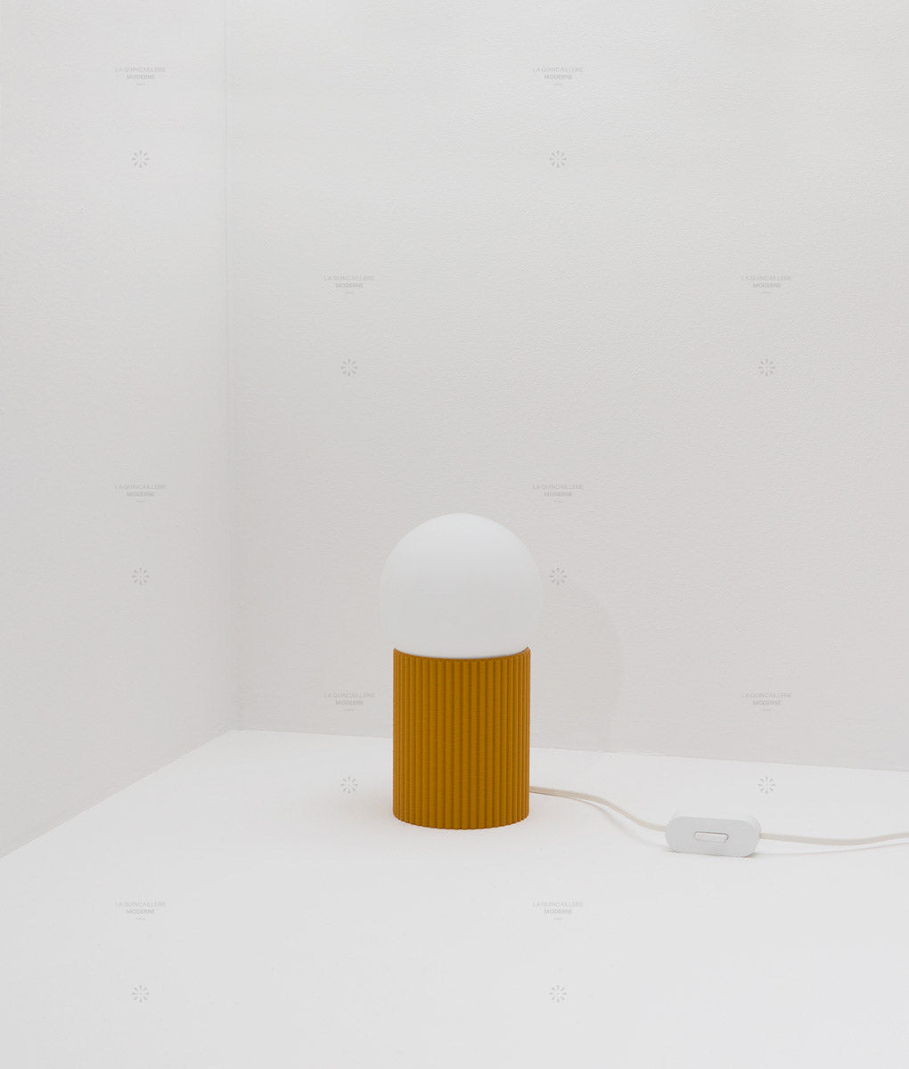 Lampe à poser "Colonnade", base à fines cannelures, verrerie boule mate, très petit modèle - ø 12,5 cm
