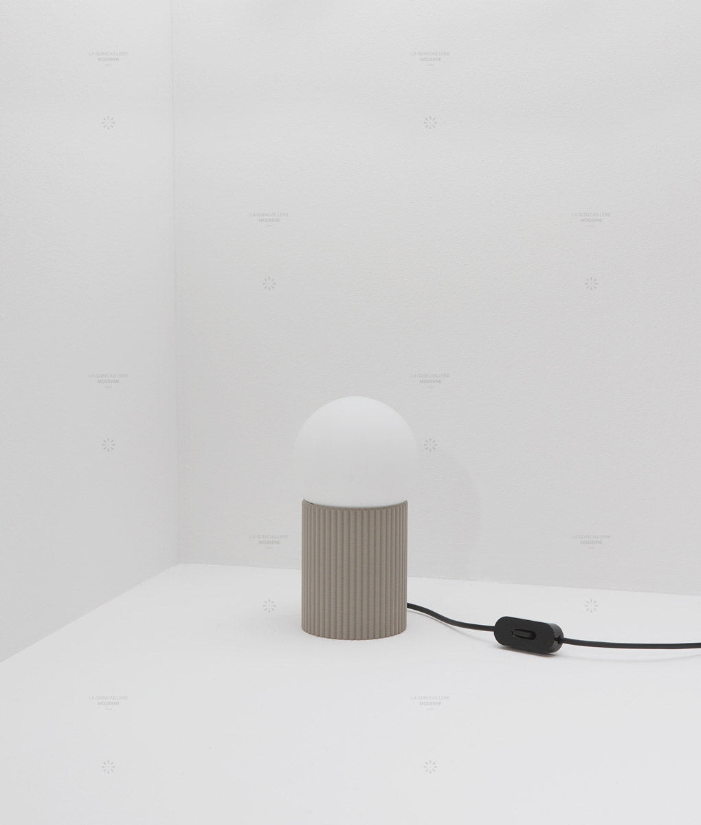 Lampe à poser "Colonnade", base à fines cannelures, verrerie boule mate, très petit modèle - ø 12,5 cm