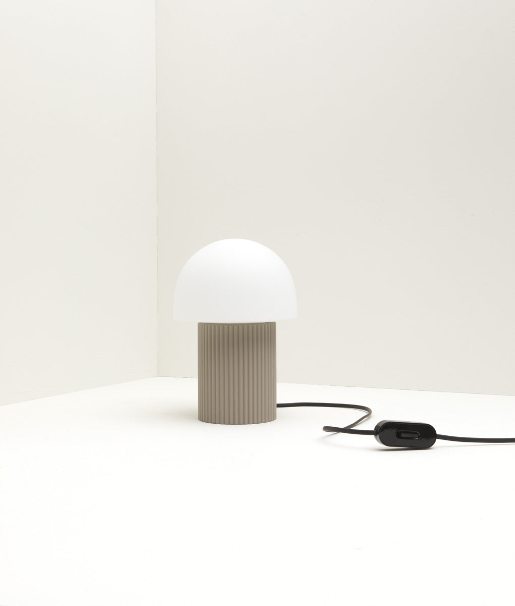 Lampe à poser "Colonnade", base à fines cannelures, verrerie "champignon" mate, taupe