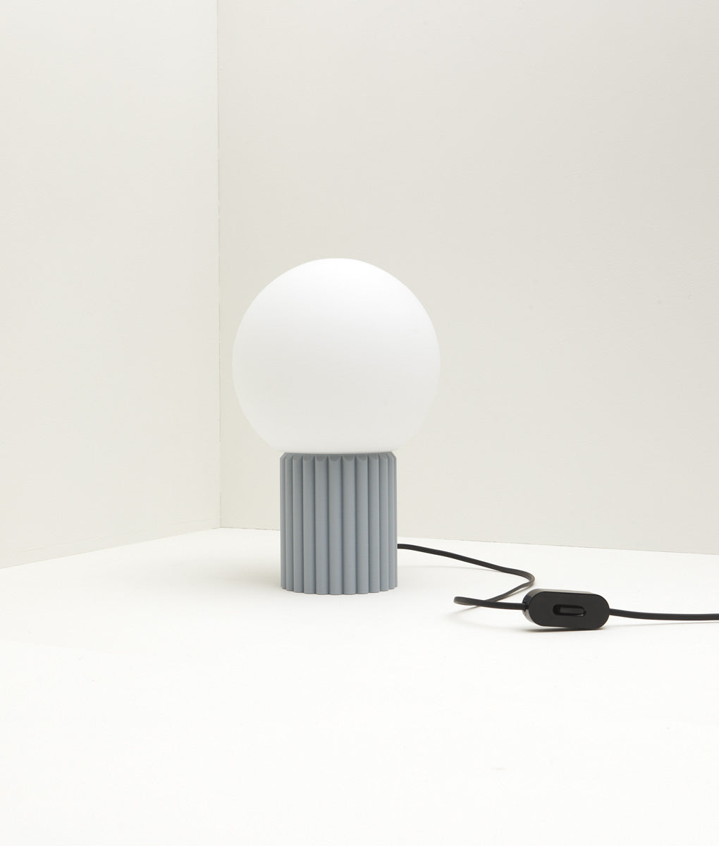 Lampe à poser "Colonnade", base à larges cannelures, verrerie boule mate, grand modèle, bleu glacier