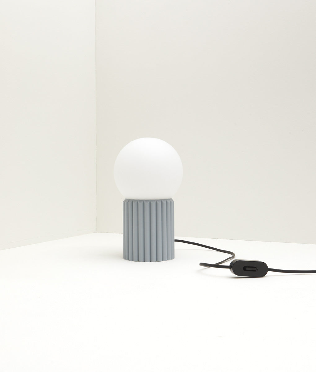 Lampe à poser "Colonnade", base à larges cannelures, verrerie boule mate, bleu glacier