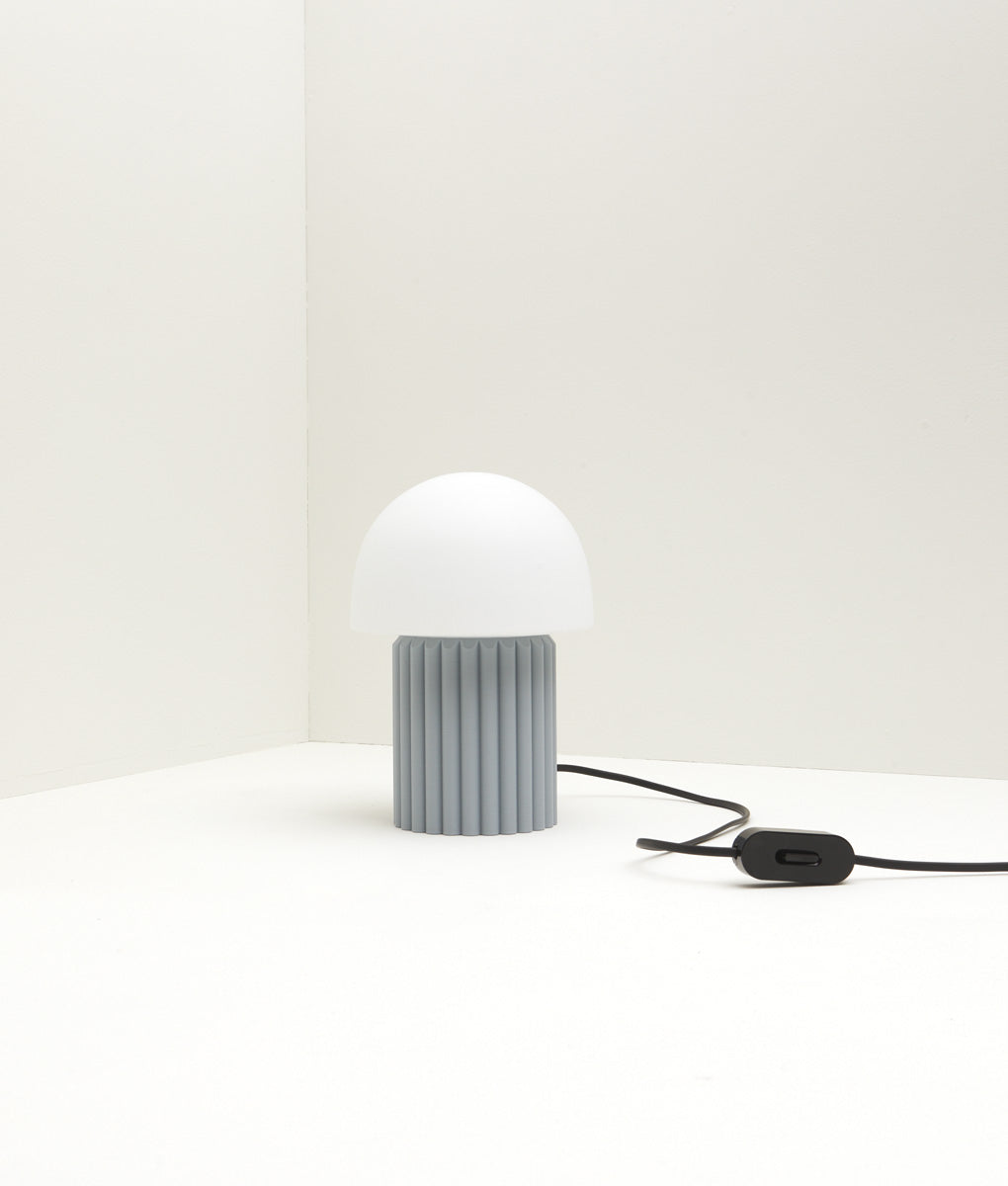 Lampe à poser "Colonnade", base à larges cannelures, verrerie "champignon" mate, bleu glacier