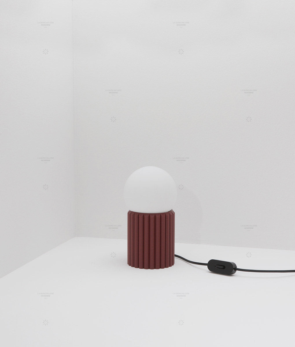 Lampe à poser "Colonnade", base à larges cannelures, verrerie boule mate, très petit modèle - ø 12,5 cm