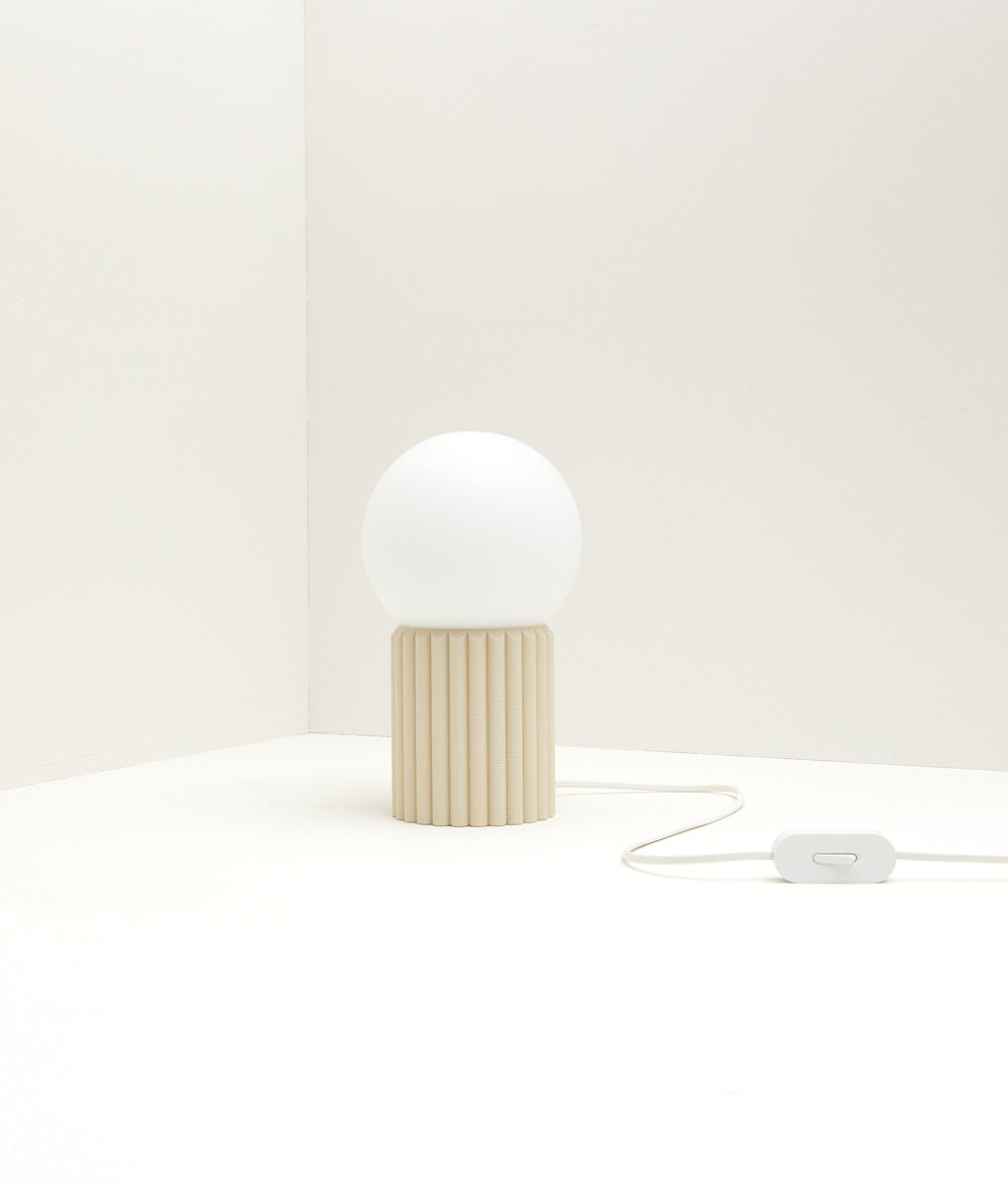 Lampe à poser "Colonnade", base à larges cannelures, verrerie boule mate, crème - La Quincaillerie moderne