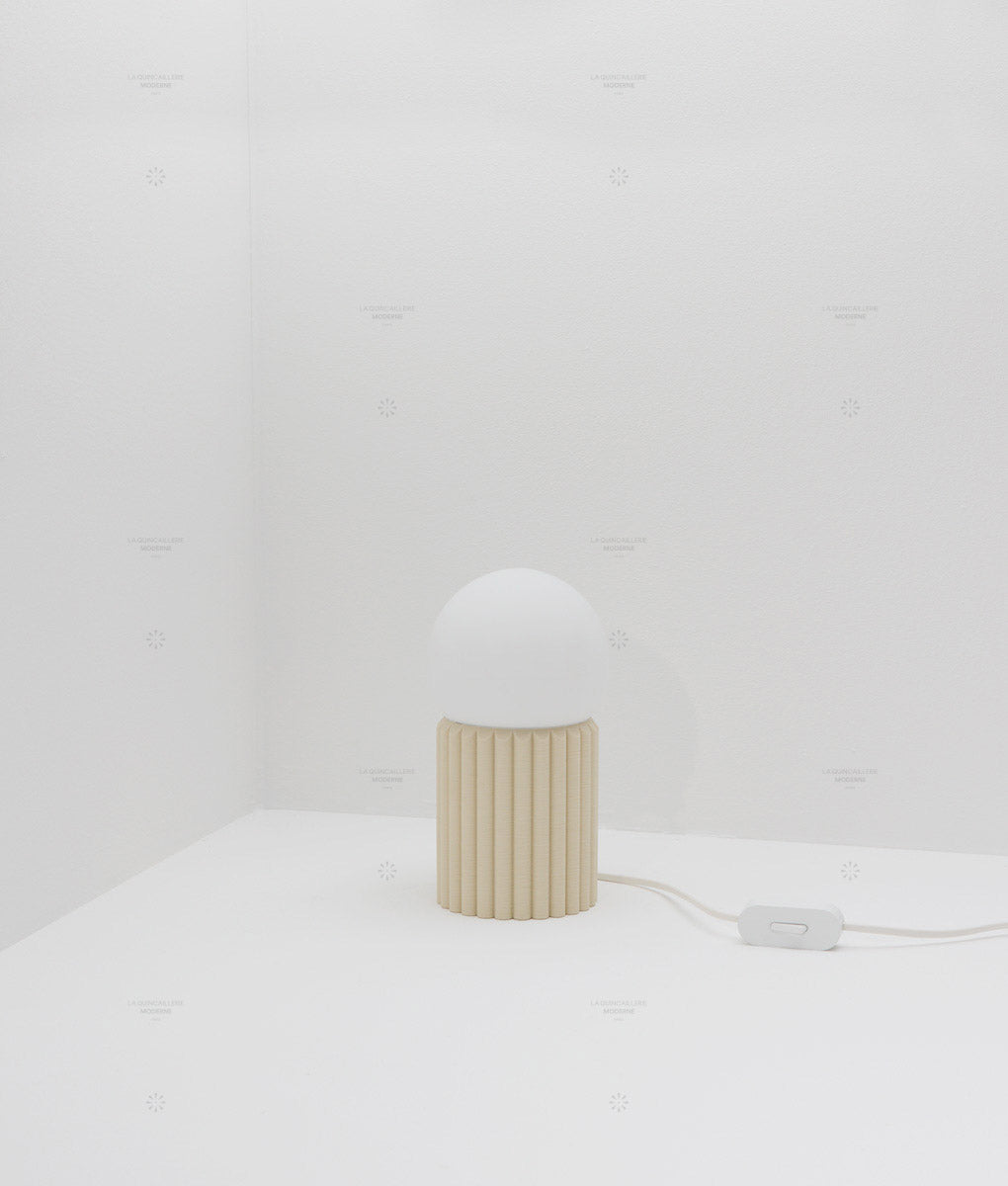 Lampe à poser "Colonnade", base à larges cannelures, verrerie boule mate, très petit modèle - ø 12,5 cm