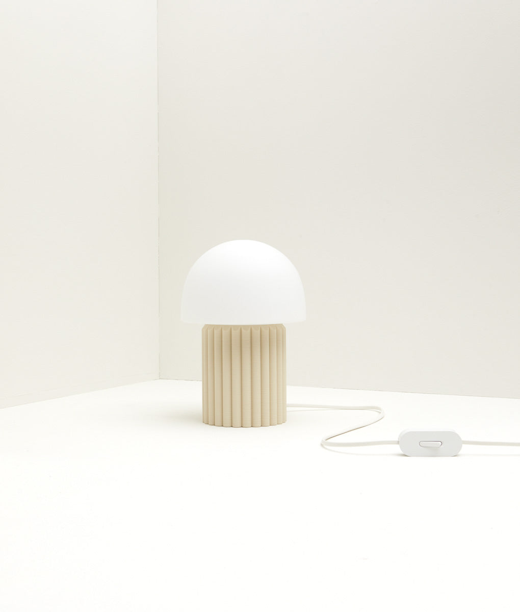 Lampe à poser "Colonnade", base à larges cannelures, verrerie "champignon" mate, crème