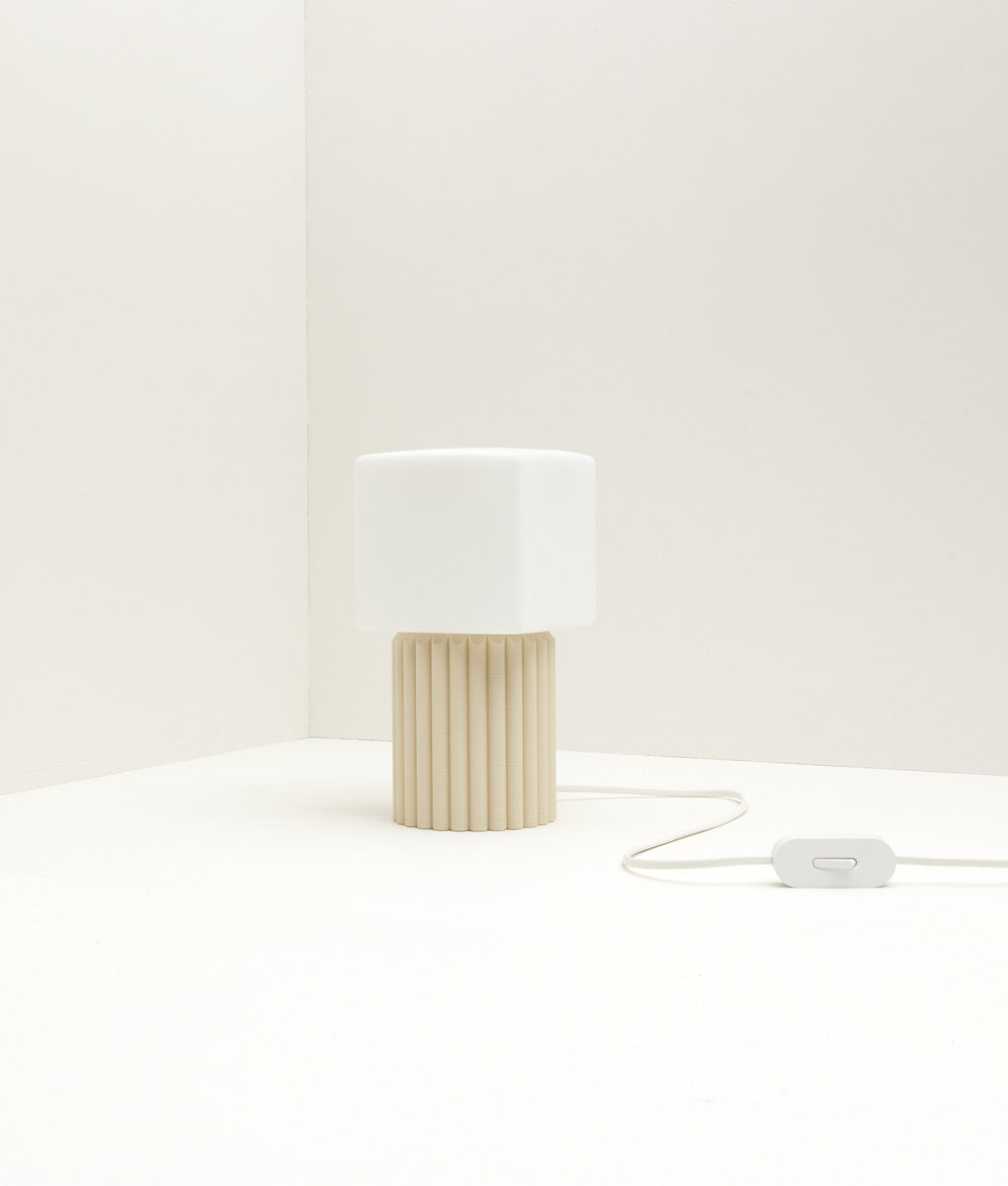 Lampe à poser "Colonnade", base à larges cannelures, verrerie "cube" mate, crème