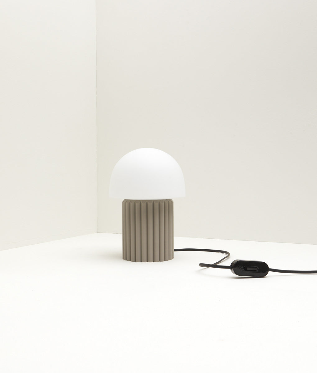 Lampe à poser "Colonnade", base à larges cannelures, verrerie "champignon" mate, taupe