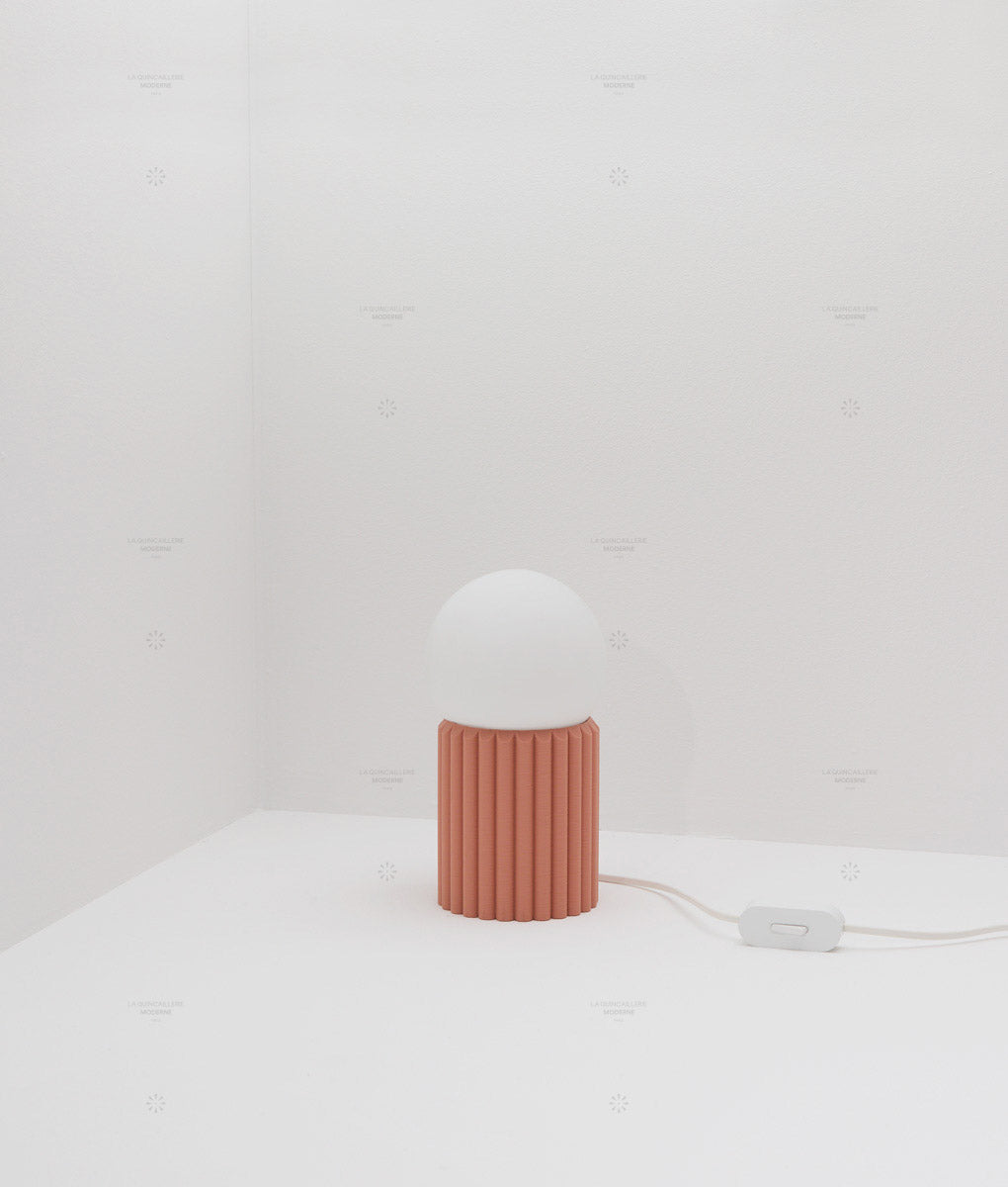 Lampe à poser "Colonnade", base à larges cannelures, verrerie boule mate, très petit modèle - ø 12,5 cm