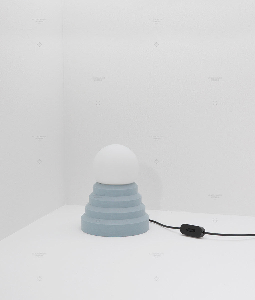 Lampe à poser "Colonnade", base pyramide, verrerie boule mate, très petit modèle - ø 12,5 cm