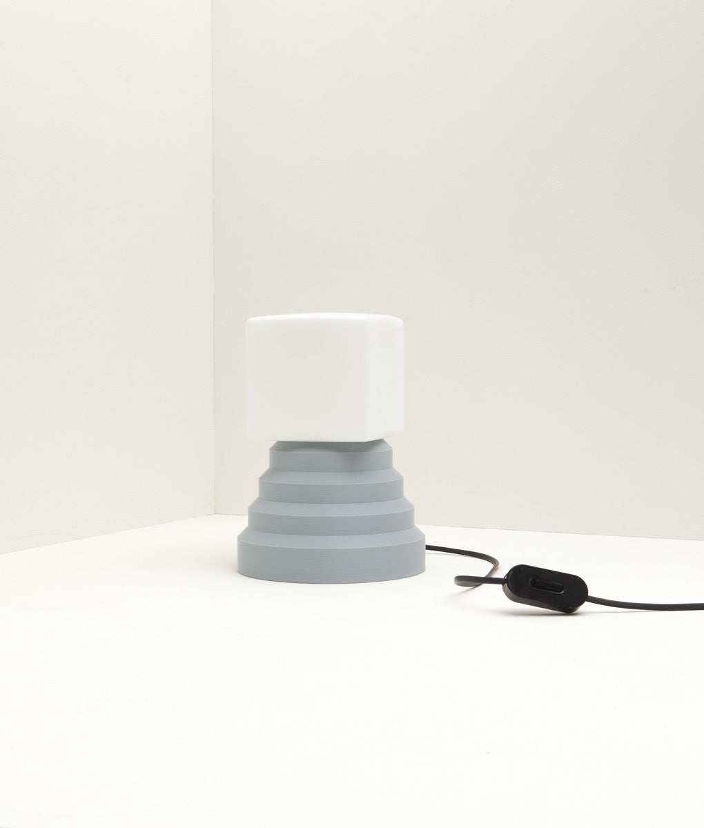 Lampe a poser Colonnade opaline La Quincaillerie moderne Bold Design