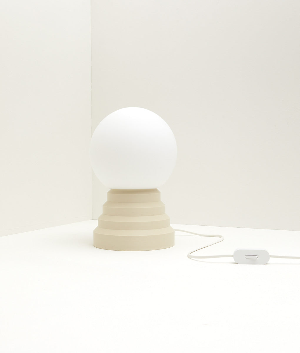 Lampe a poser Colonnade opaline La Quincaillerie moderne Bold Design