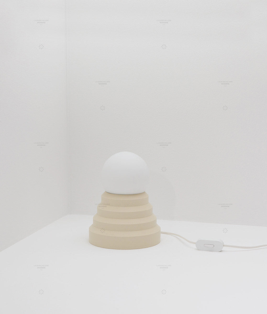Lampe à poser "Colonnade", base pyramide, verrerie boule mate, très petit modèle - ø 12,5 cm