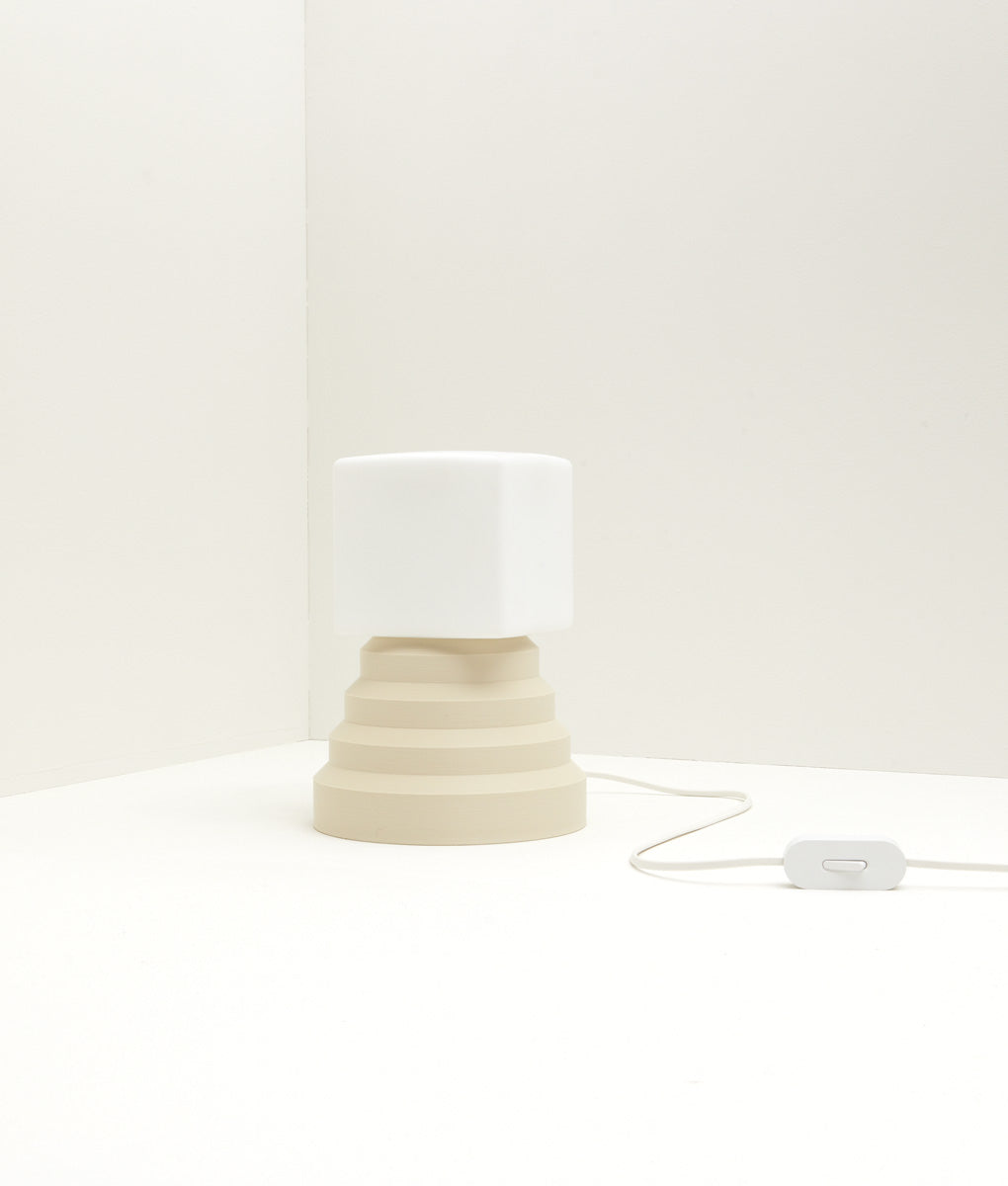 Lampe a poser Colonnade opaline La Quincaillerie moderne Bold Design