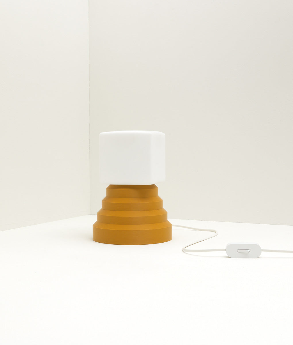 Lampe à poser Colonnade opaline La Quincaillerie moderne Bold Design