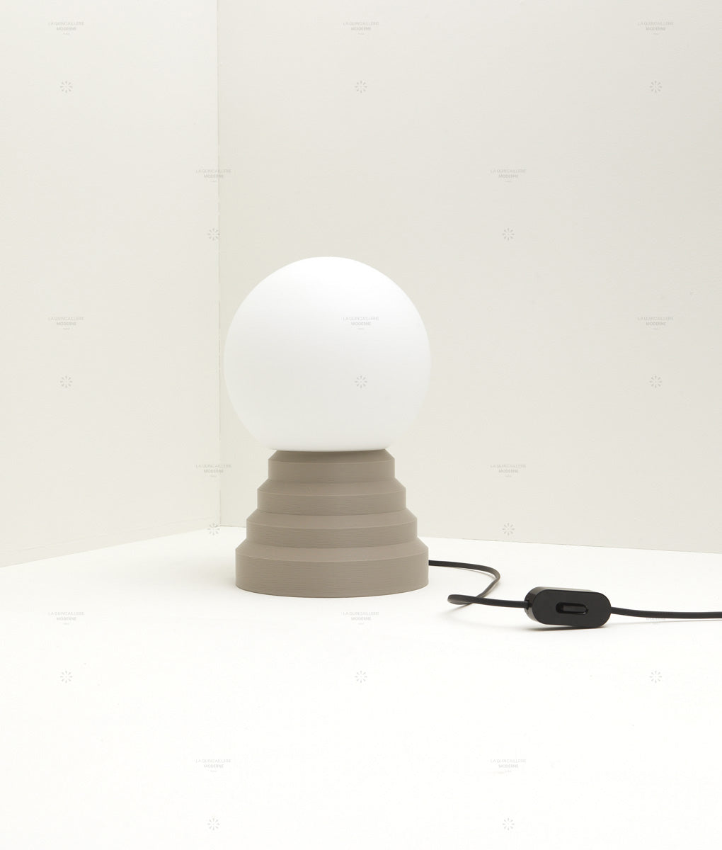 Lampe a poser Colonnade opaline La Quincaillerie moderne Bold Design