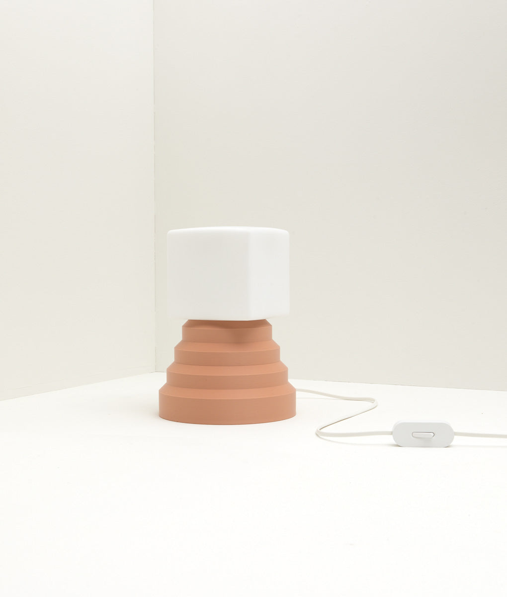 Lampe a poser Colonnade opaline La Quincaillerie moderne Bold Design