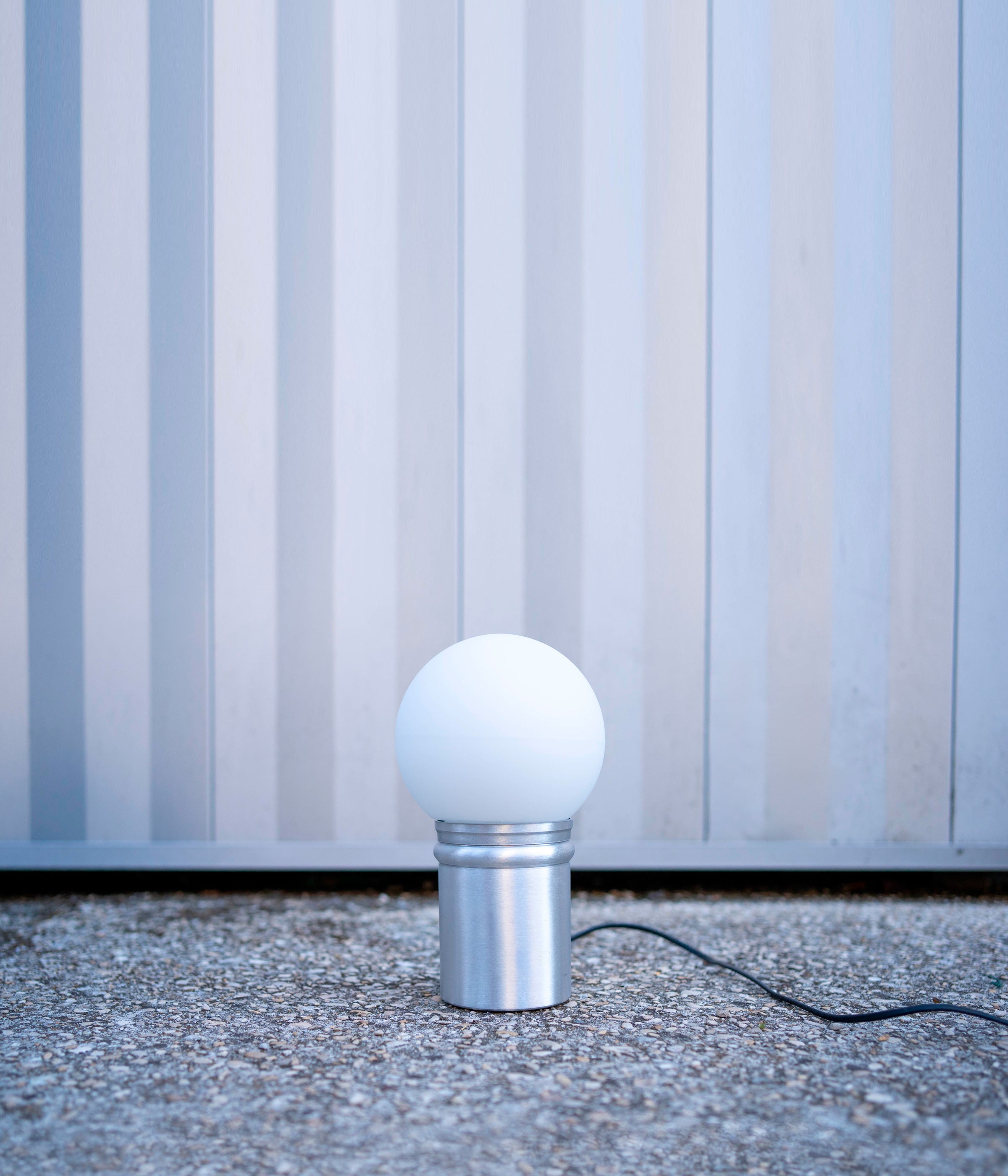 La Quincaillerie moderne - Lampe à poser "Odyssée", globe ø 15 cm en opaline mate. Pied en aluminium brossé. Fabriqué dans des manufactures européennes, assemblé à Paris.