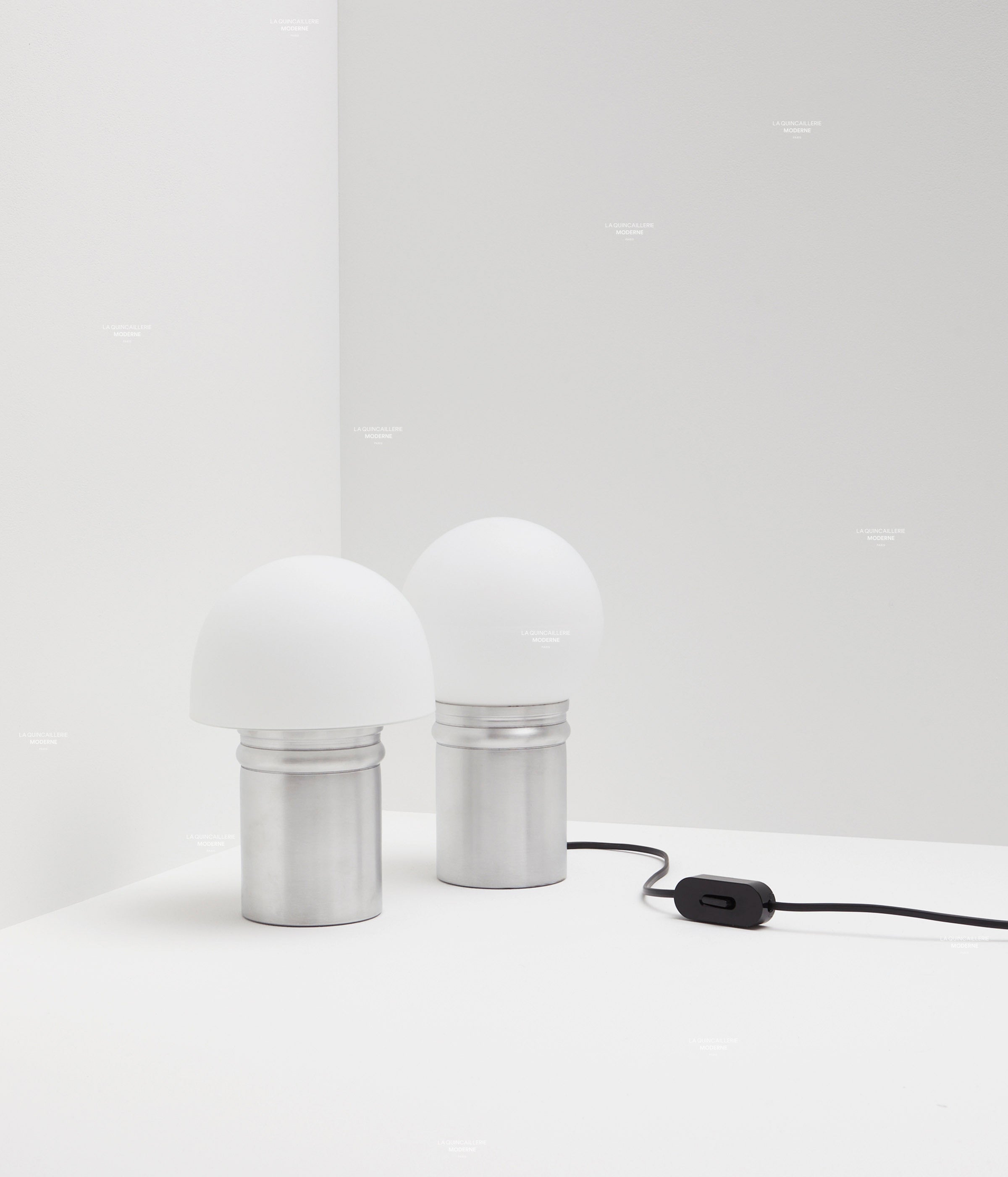 La Quincaillerie moderne - Collection lampes de bureau "Odyssée" en aluminium brut et verre opalin. Fabrication artisanale en Europe, assemblé à Paris.