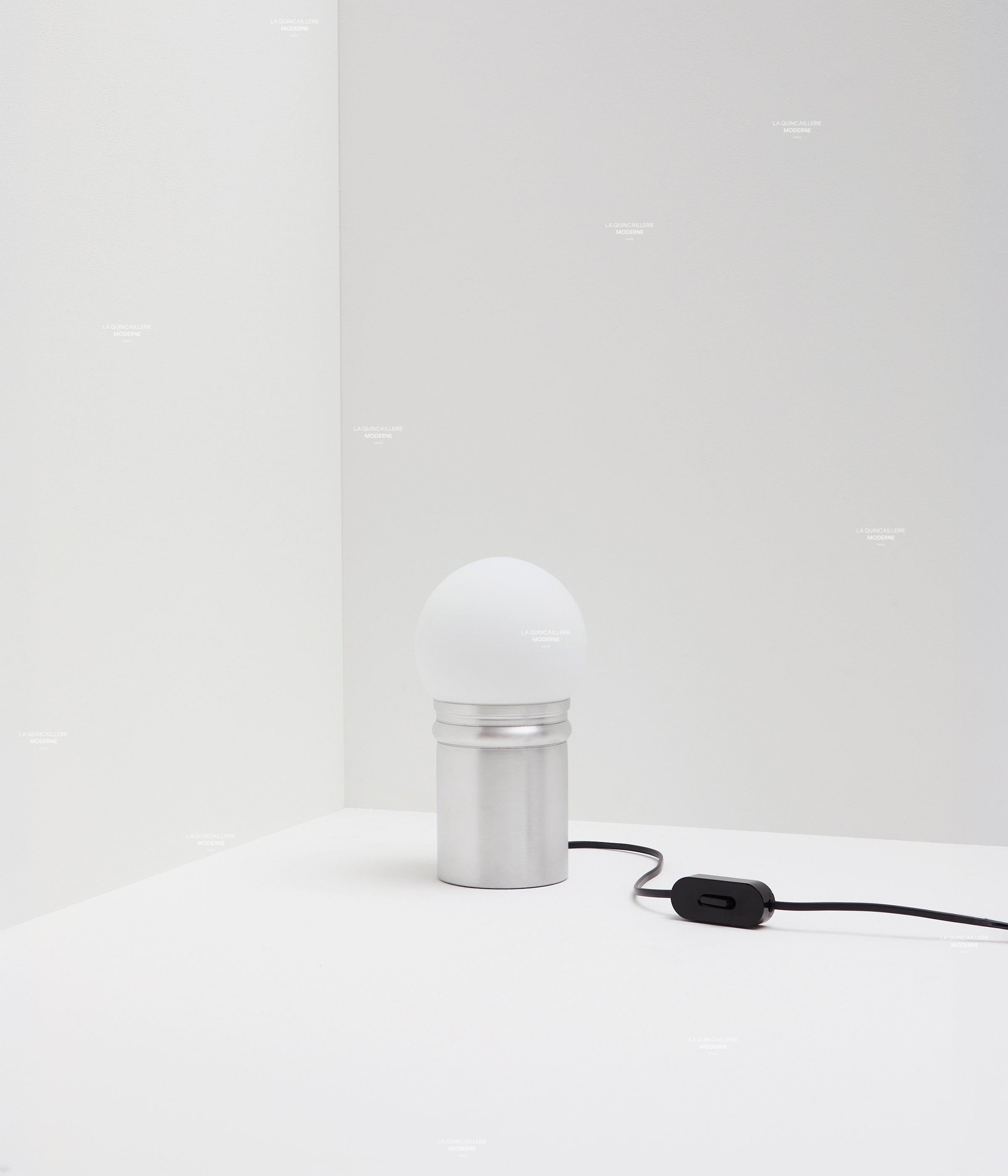 La Quincaillerie moderne - Lampe de bureau « Odyssée" en aluminium brut et verre opalin mat. Fabrication artisanale en Europe, assemblé à Paris.