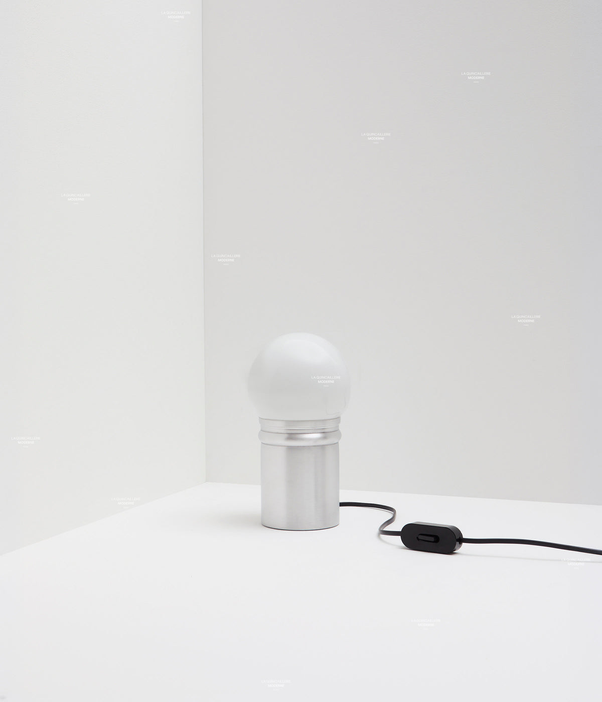 La Quincaillerie moderne - Lampe de bureau « Odyssée" en aluminium brut et verre opalin satiné. Plusieurs tailles de globes. Fabrication artisanale en Europe, assemblé à Paris.