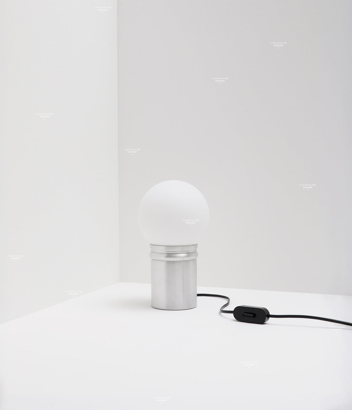 La Quincaillerie moderne - Lampe de bureau "odyssée" en aluminium brut et verre opalin mat. Petit globe. Fabrication artisanale en Europe, assemblé à Paris.