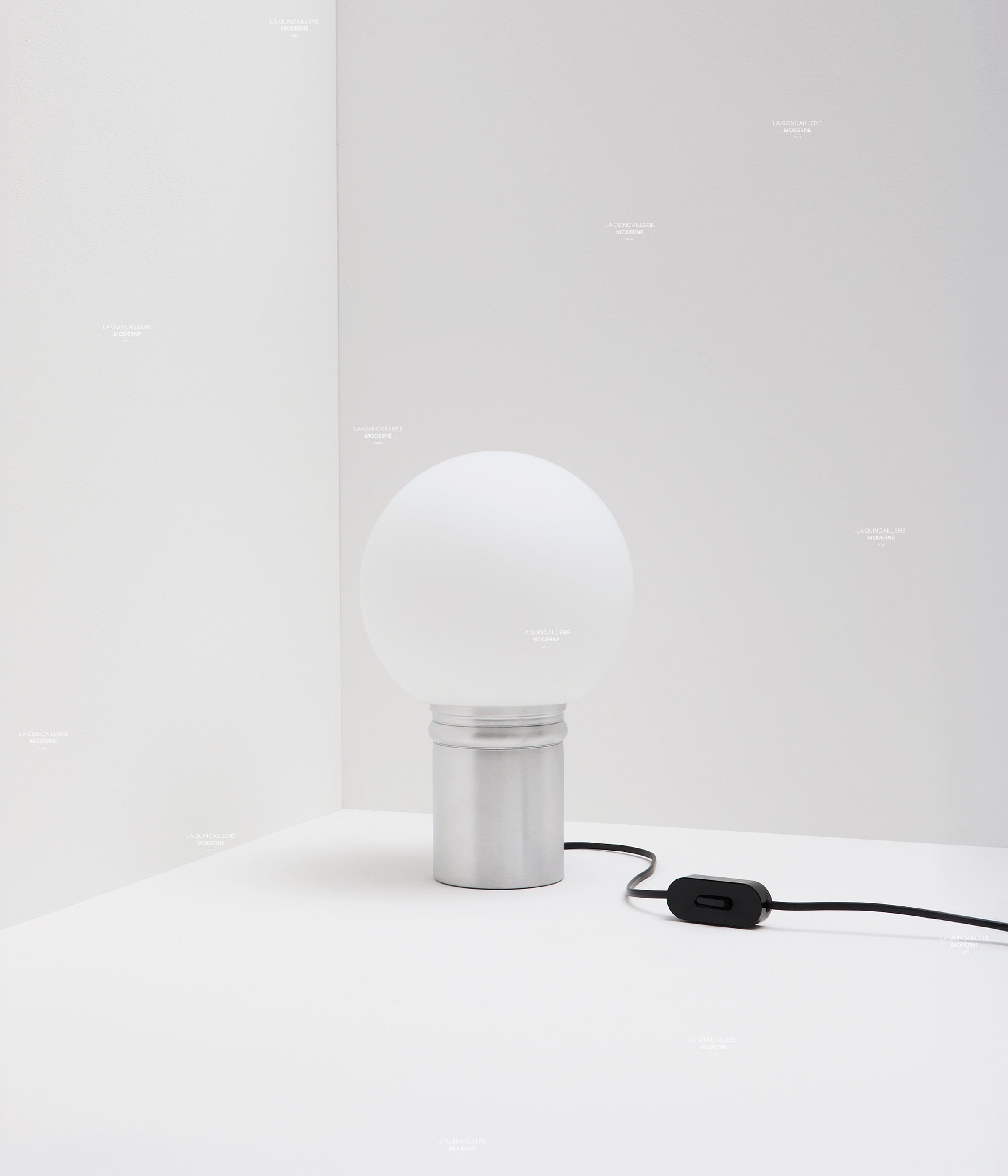 La Quincaillerie moderne - Lampe de bureau "odyssée" en aluminium brut et verre opalin mat. Fabrication artisanale en Europe, assemblé à Paris.