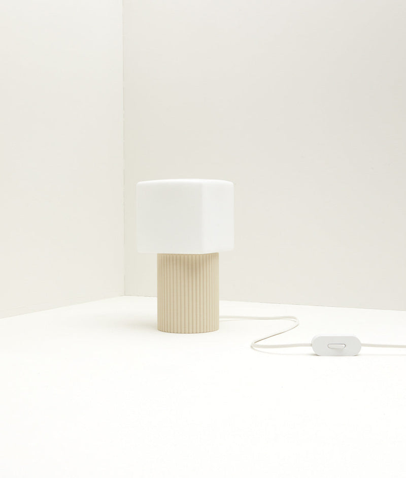 Lampe à poser "Colonnade", base à fines cannelures, verrerie "cube" mate, crème