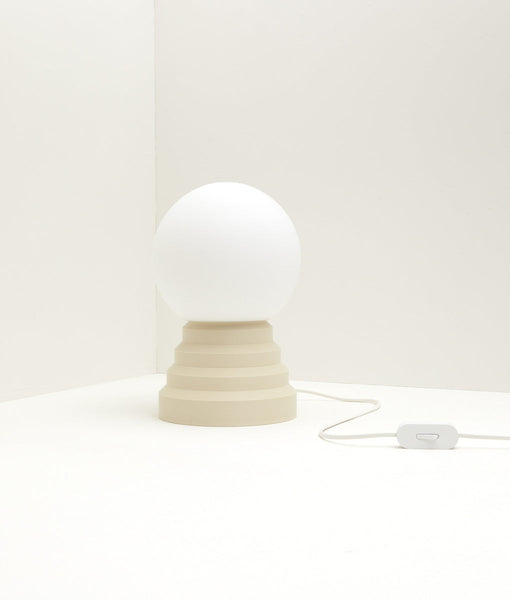 Lampe à poser Colonnade, base à fines cannelures, verrerie boule mat – La  Quincaillerie moderne